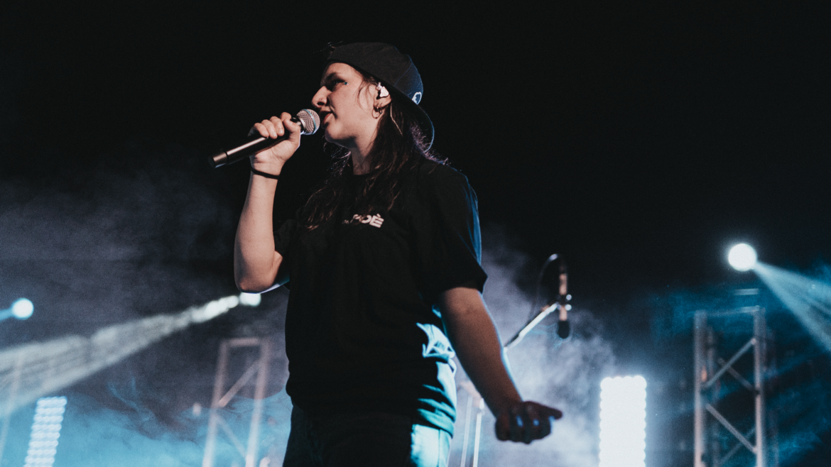 Sara Kane si esibisce