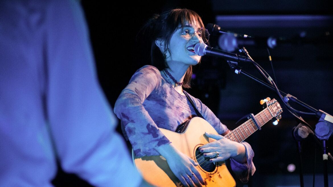 Marianna che suona la chitarra