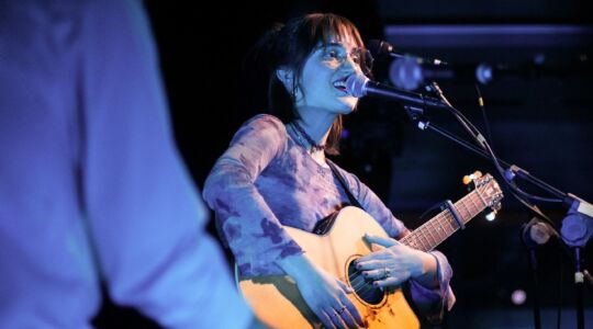 Marianna che suona la chitarra