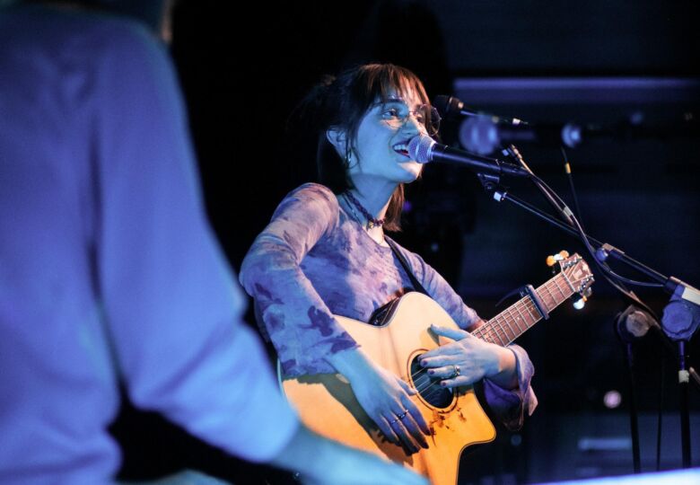 Marianna che suona la chitarra