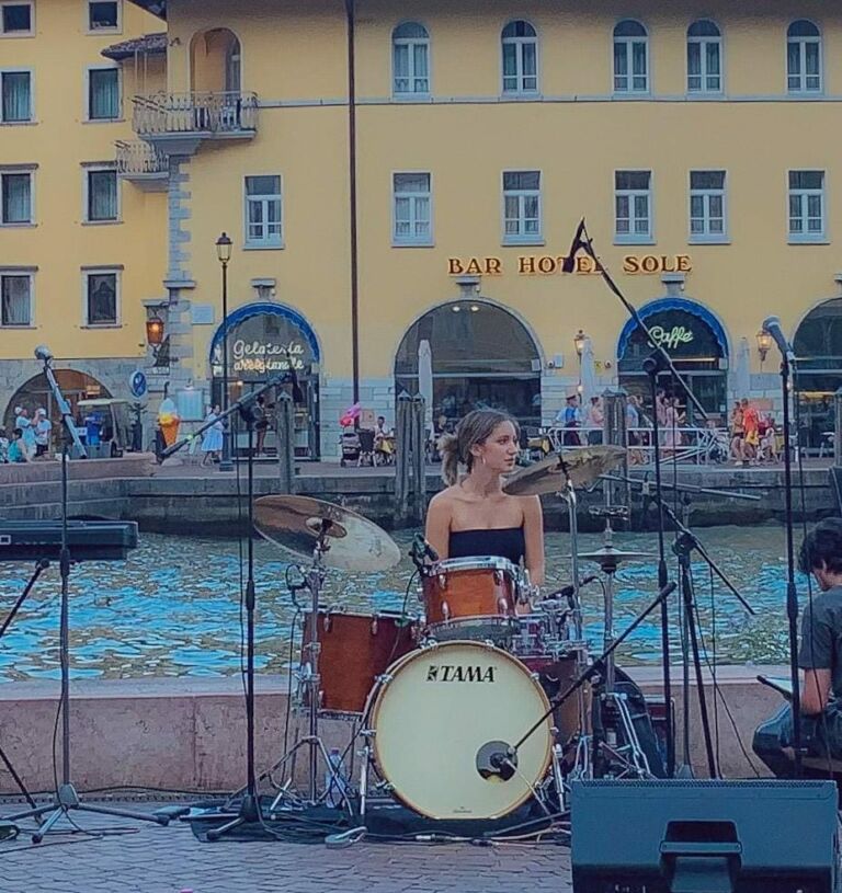 Marianna suona la batteria