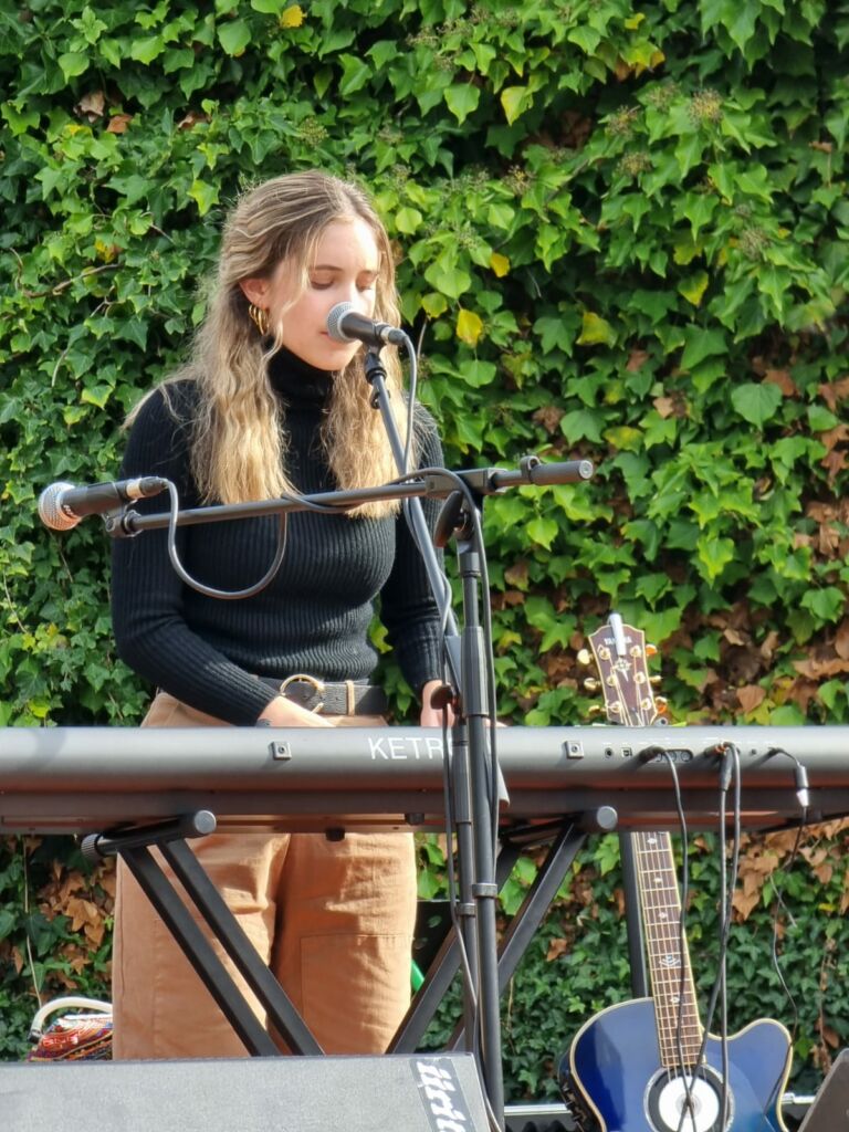 Marianna alle tastiere