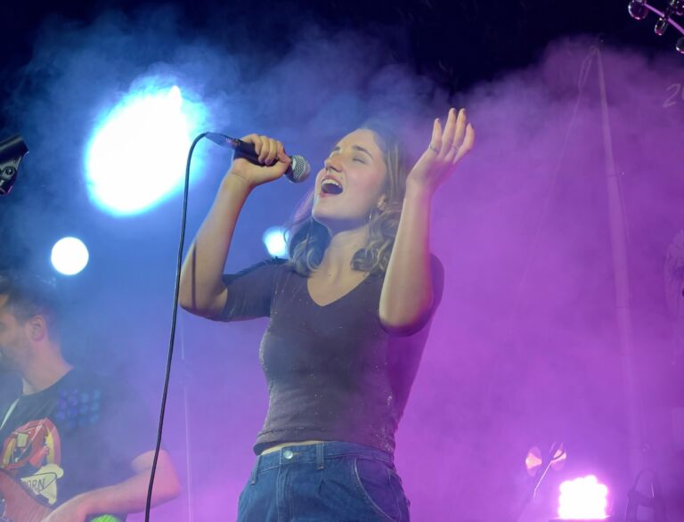 Marianna canta sfondo viola