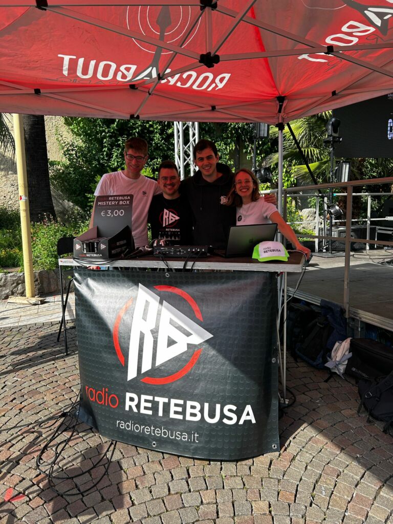 Franz, Rod, Chry e Daphne sotto il gazebo di Radio Retebusa