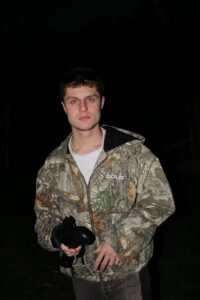 Emanuel Boschi, in arte emanuel, su sfondo nero