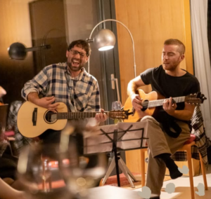 I Sogni dell'Adige (Federico e Fabio) che suonano la chitarra