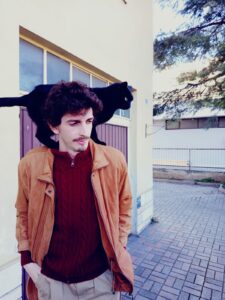 Libellule con un gatto nero sulle spalle