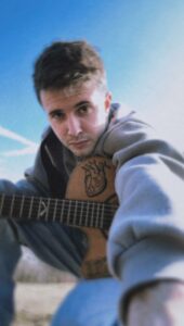 Xesse in un selfie con la chitarra
