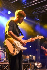 Xesse che suona con la chitarra