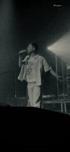 Xesse in bianco e nero mentre canta