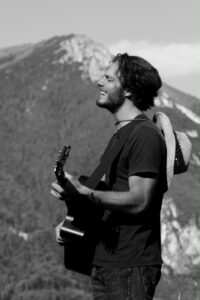 Alpièn con la chitarra tra le Alpi