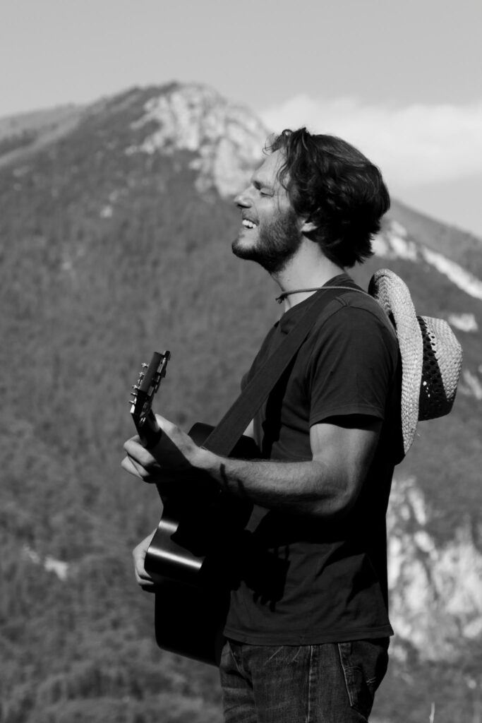 Alpièn con la chitarra tra le Alpi